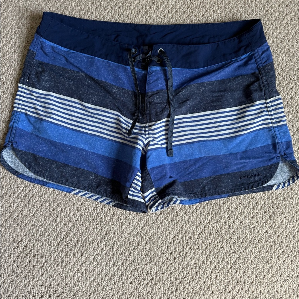 Patagonia W Size 12 Wavefarer Boardshorts - 5”
Size: 12